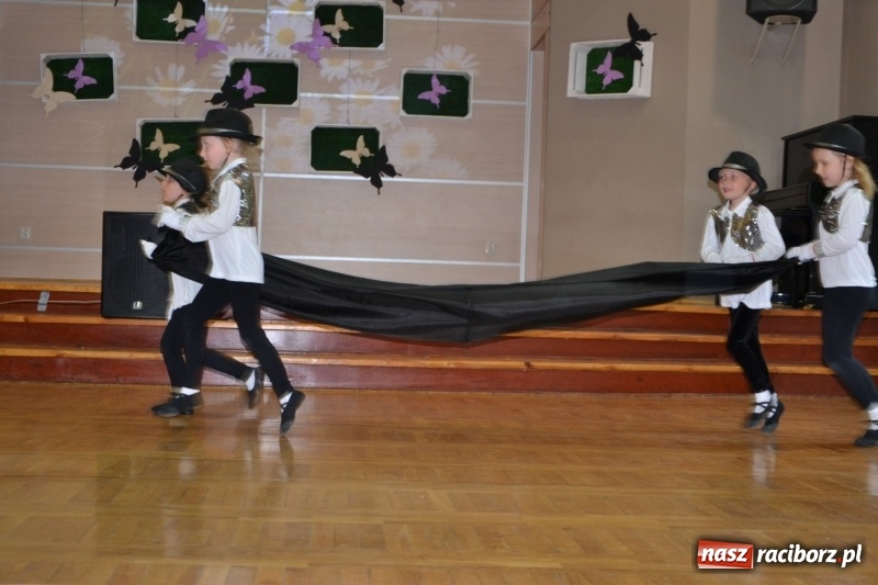 Zdjęcie w galerii na portalu naszraciborz.pl: Taniec i recytacja. Młode talenty na scenie w Tworkowie wiadomości z regionu