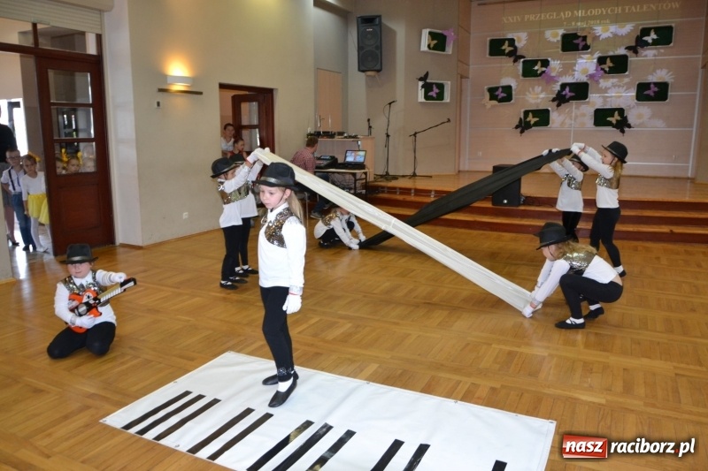 Zdjęcie w galerii na portalu naszraciborz.pl: Taniec i recytacja. Młode talenty na scenie w Tworkowie wiadomości z regionu