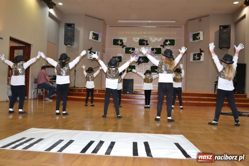 Zdjęcie w galerii na portalu naszraciborz.pl: Taniec i recytacja. Młode talenty na scenie w Tworkowie wiadomości z regionu