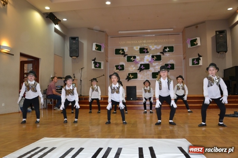 Zdjęcie w galerii na portalu naszraciborz.pl: Taniec i recytacja. Młode talenty na scenie w Tworkowie wiadomości z regionu