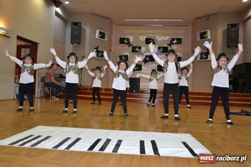 Zdjęcie w galerii na portalu naszraciborz.pl: Taniec i recytacja. Młode talenty na scenie w Tworkowie wiadomości z regionu
