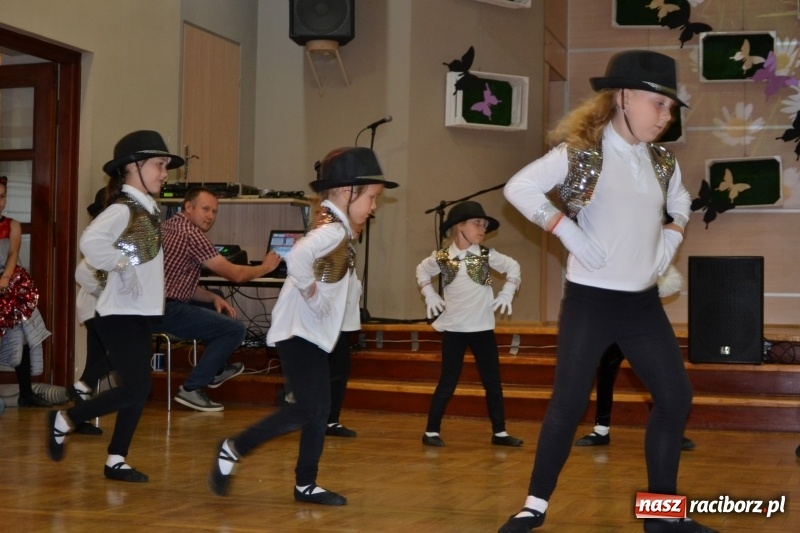 Zdjęcie w galerii na portalu naszraciborz.pl: Taniec i recytacja. Młode talenty na scenie w Tworkowie wiadomości z regionu