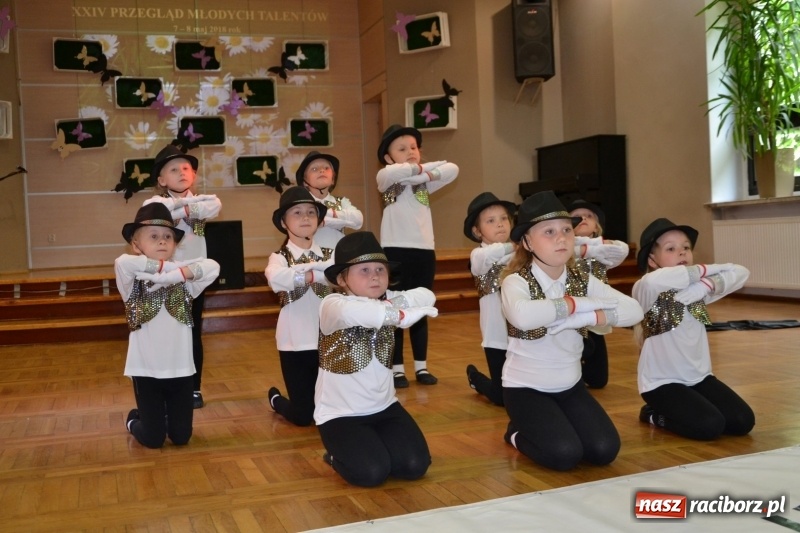 Zdjęcie w galerii na portalu naszraciborz.pl: Taniec i recytacja. Młode talenty na scenie w Tworkowie wiadomości z regionu