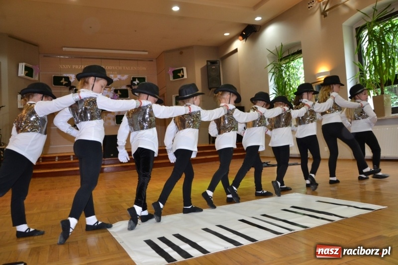 Zdjęcie w galerii na portalu naszraciborz.pl: Taniec i recytacja. Młode talenty na scenie w Tworkowie wiadomości z regionu