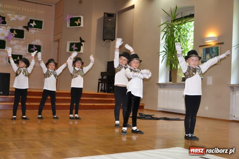 Zdjęcie w galerii na portalu naszraciborz.pl: Taniec i recytacja. Młode talenty na scenie w Tworkowie wiadomości z regionu