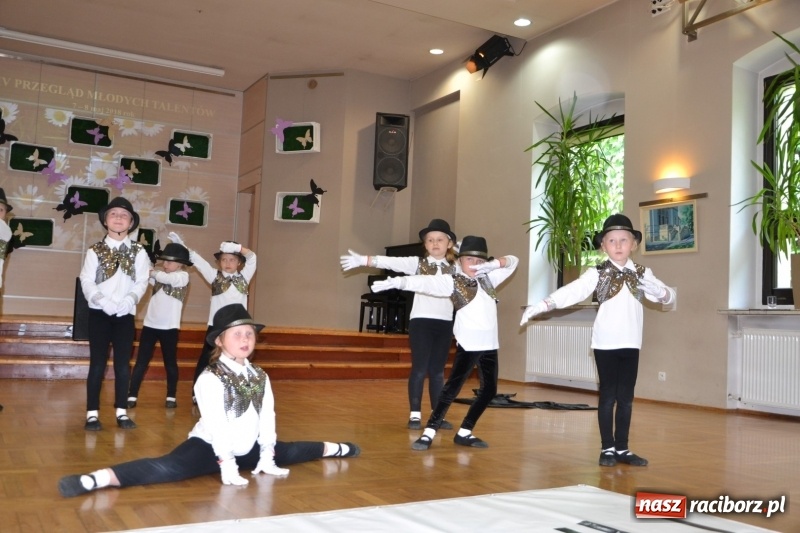 Zdjęcie w galerii na portalu naszraciborz.pl: Taniec i recytacja. Młode talenty na scenie w Tworkowie wiadomości z regionu