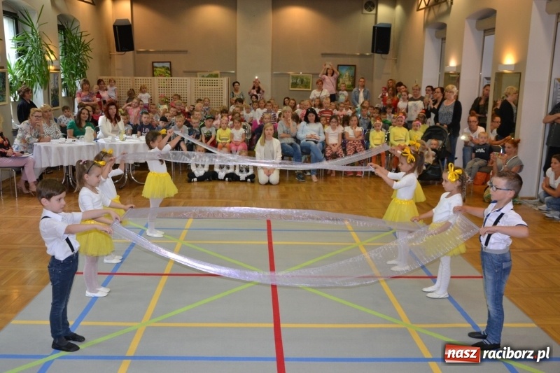 Zdjęcie w galerii na portalu naszraciborz.pl: Taniec i recytacja. Młode talenty na scenie w Tworkowie wiadomości z regionu