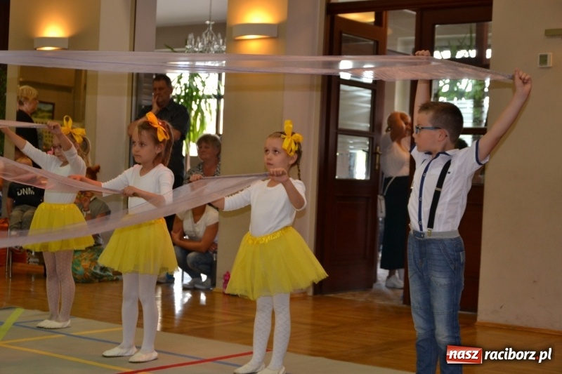 Zdjęcie w galerii na portalu naszraciborz.pl: Taniec i recytacja. Młode talenty na scenie w Tworkowie wiadomości z regionu