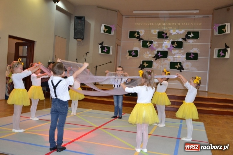 Zdjęcie w galerii na portalu naszraciborz.pl: Taniec i recytacja. Młode talenty na scenie w Tworkowie wiadomości z regionu