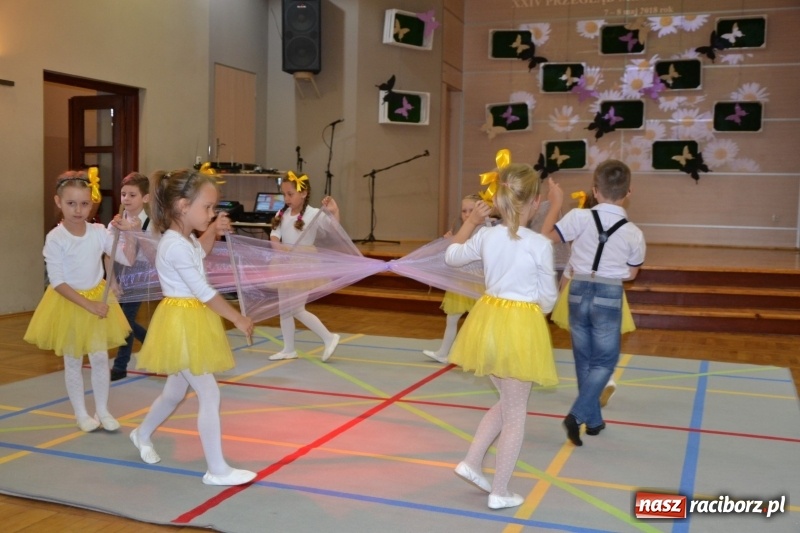 Zdjęcie w galerii na portalu naszraciborz.pl: Taniec i recytacja. Młode talenty na scenie w Tworkowie wiadomości z regionu
