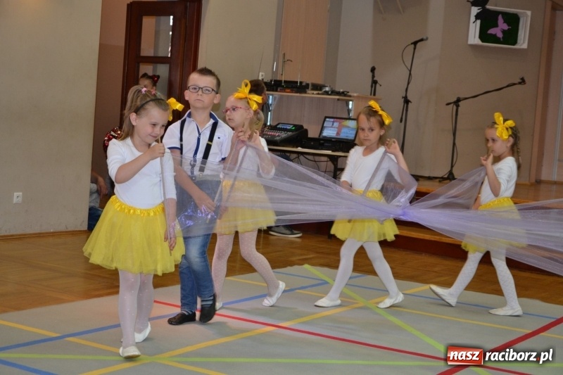 Zdjęcie w galerii na portalu naszraciborz.pl: Taniec i recytacja. Młode talenty na scenie w Tworkowie wiadomości z regionu