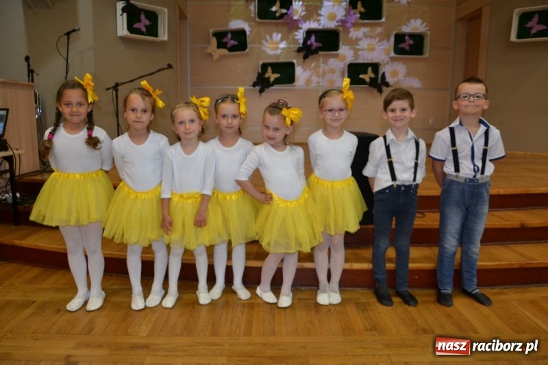 Zdjęcie w galerii na portalu naszraciborz.pl: Taniec i recytacja. Młode talenty na scenie w Tworkowie wiadomości z regionu