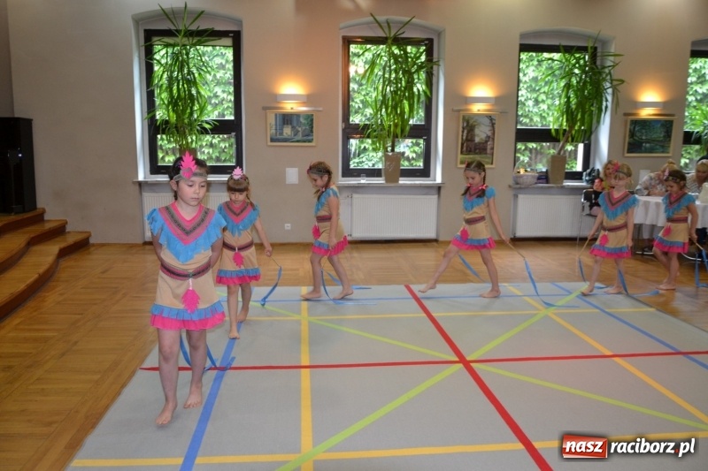 Zdjęcie w galerii na portalu naszraciborz.pl: Taniec i recytacja. Młode talenty na scenie w Tworkowie wiadomości z regionu