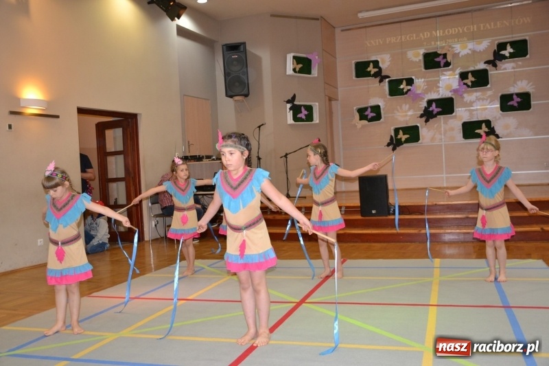 Zdjęcie w galerii na portalu naszraciborz.pl: Taniec i recytacja. Młode talenty na scenie w Tworkowie wiadomości z regionu