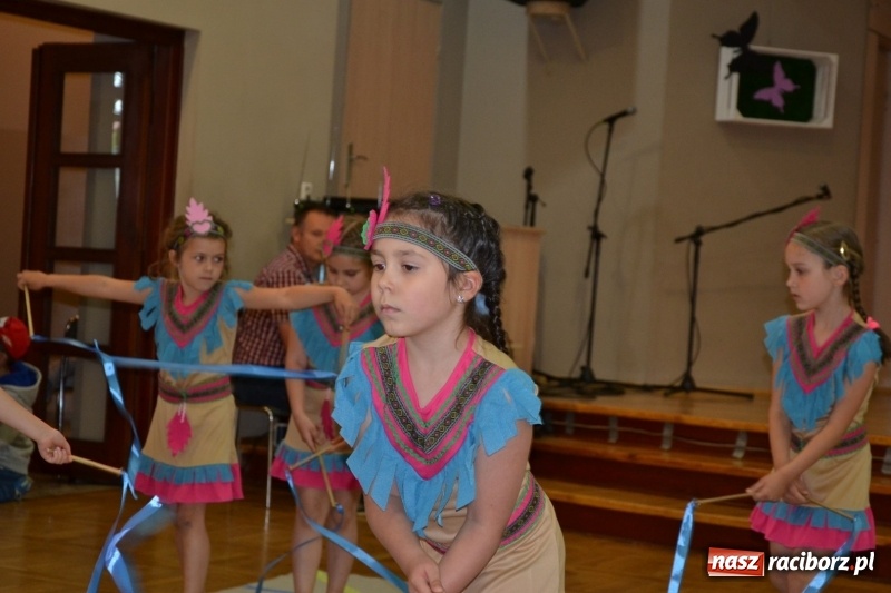 Zdjęcie w galerii na portalu naszraciborz.pl: Taniec i recytacja. Młode talenty na scenie w Tworkowie wiadomości z regionu