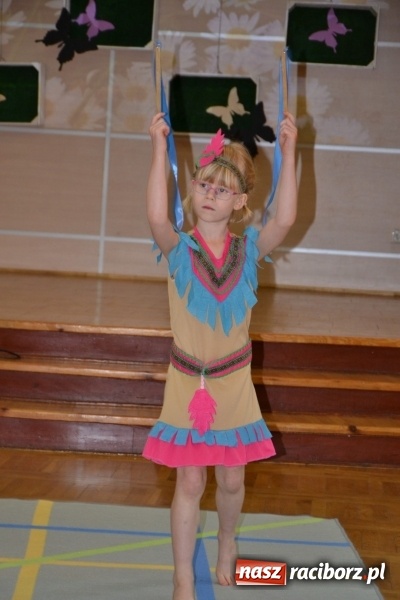 Zdjęcie w galerii na portalu naszraciborz.pl: Taniec i recytacja. Młode talenty na scenie w Tworkowie wiadomości z regionu
