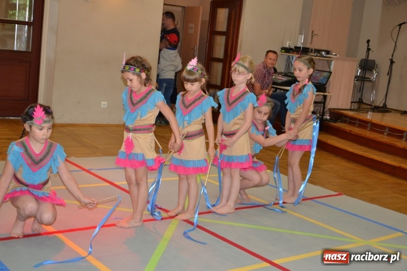 Zdjęcie w galerii na portalu naszraciborz.pl: Taniec i recytacja. Młode talenty na scenie w Tworkowie wiadomości z regionu