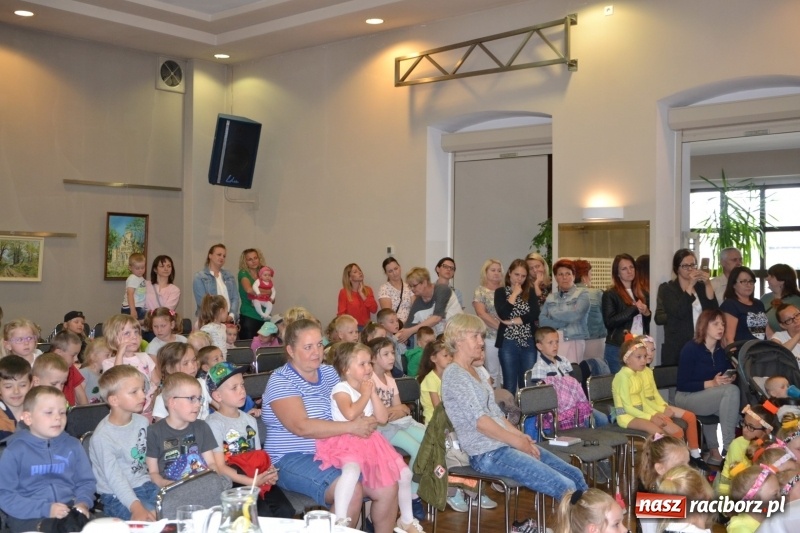 Zdjęcie w galerii na portalu naszraciborz.pl: Taniec i recytacja. Młode talenty na scenie w Tworkowie wiadomości z regionu