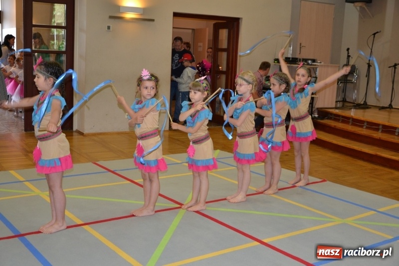 Zdjęcie w galerii na portalu naszraciborz.pl: Taniec i recytacja. Młode talenty na scenie w Tworkowie wiadomości z regionu