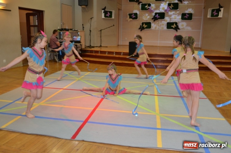 Zdjęcie w galerii na portalu naszraciborz.pl: Taniec i recytacja. Młode talenty na scenie w Tworkowie wiadomości z regionu