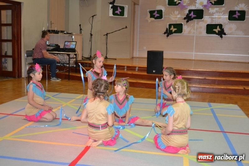 Zdjęcie w galerii na portalu naszraciborz.pl: Taniec i recytacja. Młode talenty na scenie w Tworkowie wiadomości z regionu