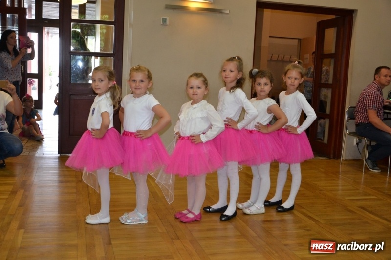 Zdjęcie w galerii na portalu naszraciborz.pl: Taniec i recytacja. Młode talenty na scenie w Tworkowie wiadomości z regionu