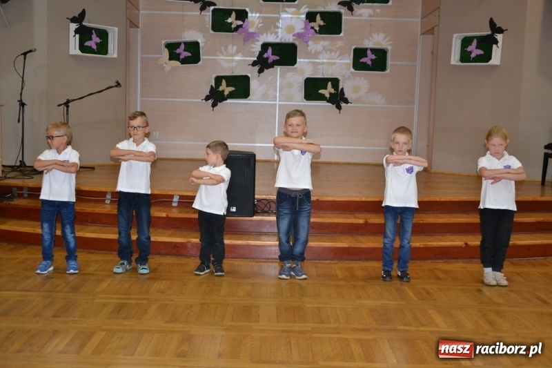 Zdjęcie w galerii na portalu naszraciborz.pl: Taniec i recytacja. Młode talenty na scenie w Tworkowie wiadomości z regionu