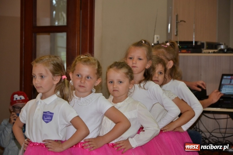 Zdjęcie w galerii na portalu naszraciborz.pl: Taniec i recytacja. Młode talenty na scenie w Tworkowie wiadomości z regionu