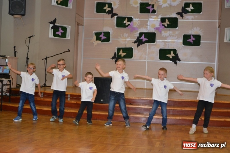 Zdjęcie w galerii na portalu naszraciborz.pl: Taniec i recytacja. Młode talenty na scenie w Tworkowie wiadomości z regionu
