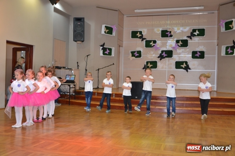 Zdjęcie w galerii na portalu naszraciborz.pl: Taniec i recytacja. Młode talenty na scenie w Tworkowie wiadomości z regionu