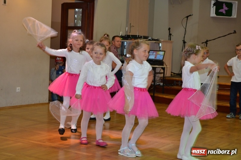 Zdjęcie w galerii na portalu naszraciborz.pl: Taniec i recytacja. Młode talenty na scenie w Tworkowie wiadomości z regionu
