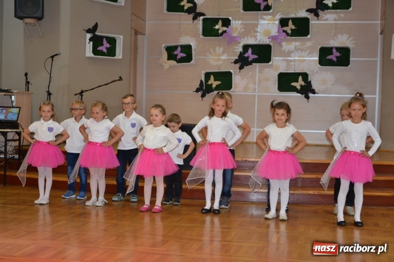 Zdjęcie w galerii na portalu naszraciborz.pl: Taniec i recytacja. Młode talenty na scenie w Tworkowie wiadomości z regionu