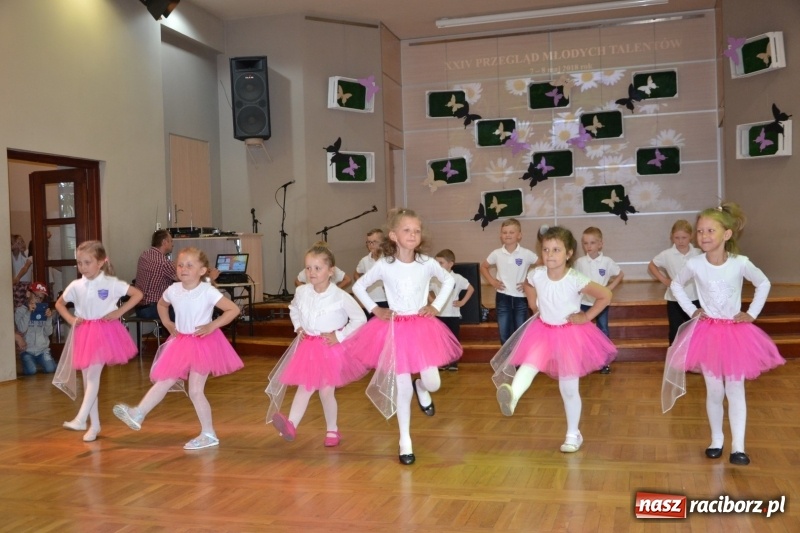 Zdjęcie w galerii na portalu naszraciborz.pl: Taniec i recytacja. Młode talenty na scenie w Tworkowie wiadomości z regionu