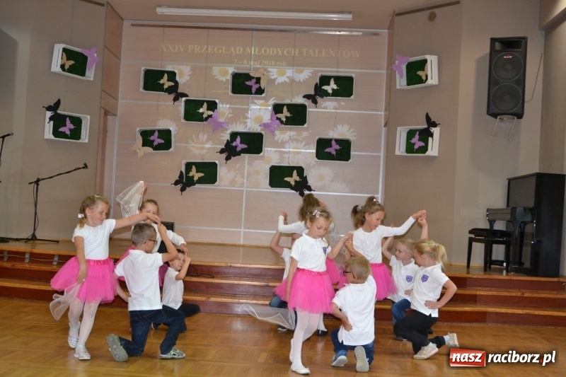 Zdjęcie w galerii na portalu naszraciborz.pl: Taniec i recytacja. Młode talenty na scenie w Tworkowie wiadomości z regionu