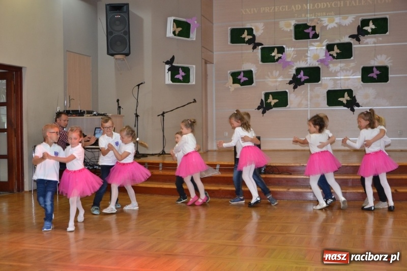 Zdjęcie w galerii na portalu naszraciborz.pl: Taniec i recytacja. Młode talenty na scenie w Tworkowie wiadomości z regionu