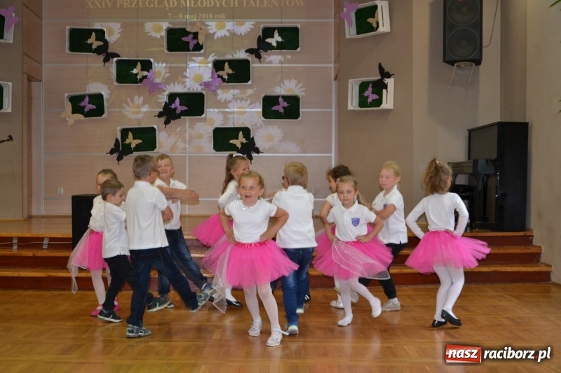 Zdjęcie w galerii na portalu naszraciborz.pl: Taniec i recytacja. Młode talenty na scenie w Tworkowie wiadomości z regionu