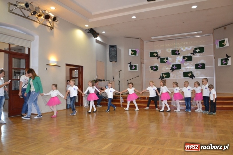 Zdjęcie w galerii na portalu naszraciborz.pl: Taniec i recytacja. Młode talenty na scenie w Tworkowie wiadomości z regionu