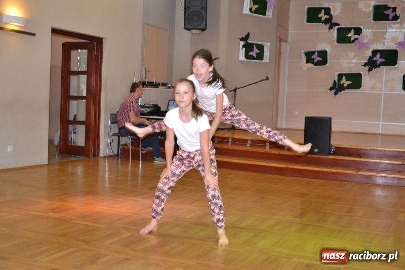 Zdjęcie w galerii na portalu naszraciborz.pl: Taniec i recytacja. Młode talenty na scenie w Tworkowie wiadomości z regionu