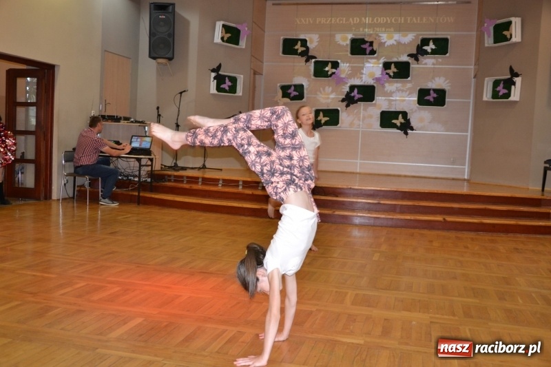 Zdjęcie w galerii na portalu naszraciborz.pl: Taniec i recytacja. Młode talenty na scenie w Tworkowie wiadomości z regionu