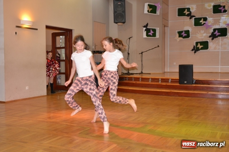 Zdjęcie w galerii na portalu naszraciborz.pl: Taniec i recytacja. Młode talenty na scenie w Tworkowie wiadomości z regionu