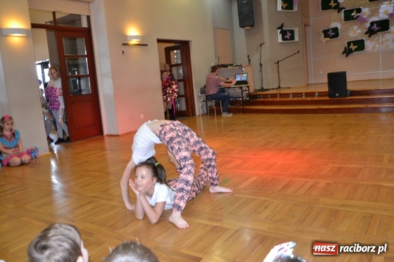 Zdjęcie w galerii na portalu naszraciborz.pl: Taniec i recytacja. Młode talenty na scenie w Tworkowie wiadomości z regionu