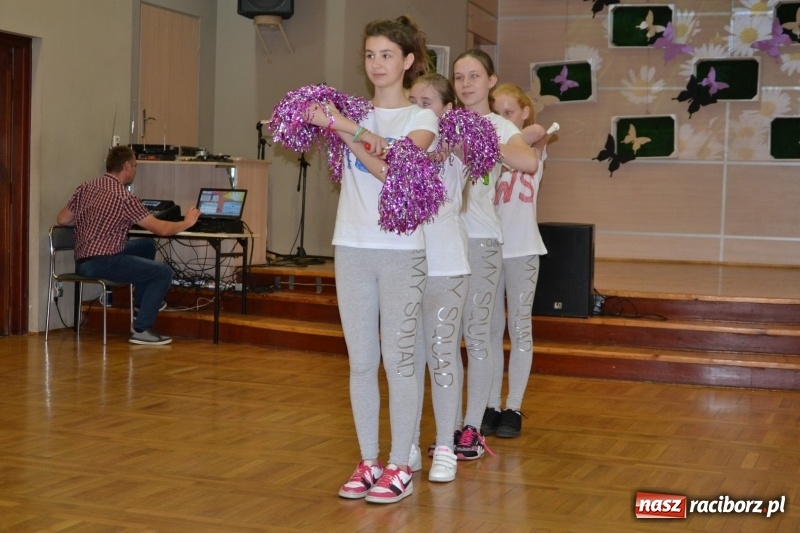 Zdjęcie w galerii na portalu naszraciborz.pl: Taniec i recytacja. Młode talenty na scenie w Tworkowie wiadomości z regionu