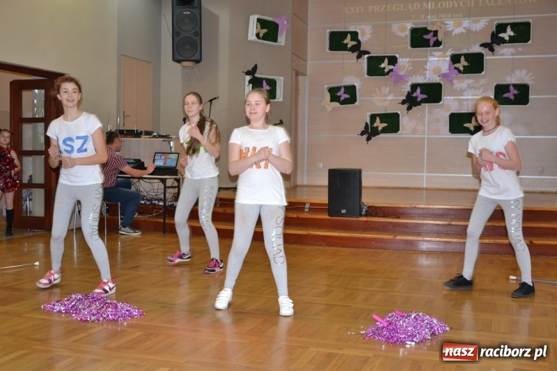 Zdjęcie w galerii na portalu naszraciborz.pl: Taniec i recytacja. Młode talenty na scenie w Tworkowie wiadomości z regionu