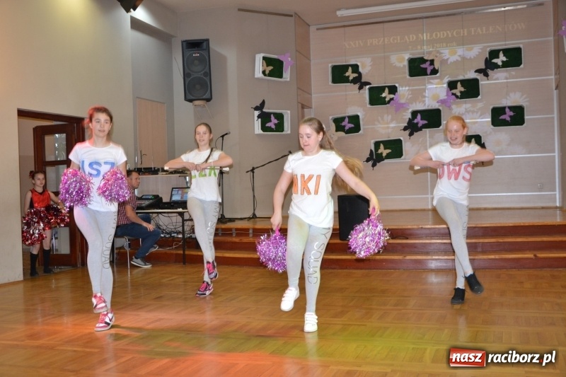 Zdjęcie w galerii na portalu naszraciborz.pl: Taniec i recytacja. Młode talenty na scenie w Tworkowie wiadomości z regionu