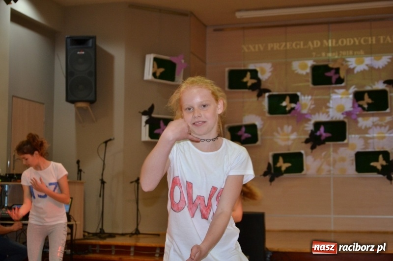 Zdjęcie w galerii na portalu naszraciborz.pl: Taniec i recytacja. Młode talenty na scenie w Tworkowie wiadomości z regionu