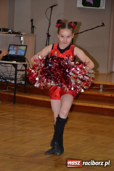 Zdjęcie w galerii na portalu naszraciborz.pl: Taniec i recytacja. Młode talenty na scenie w Tworkowie wiadomości z regionu