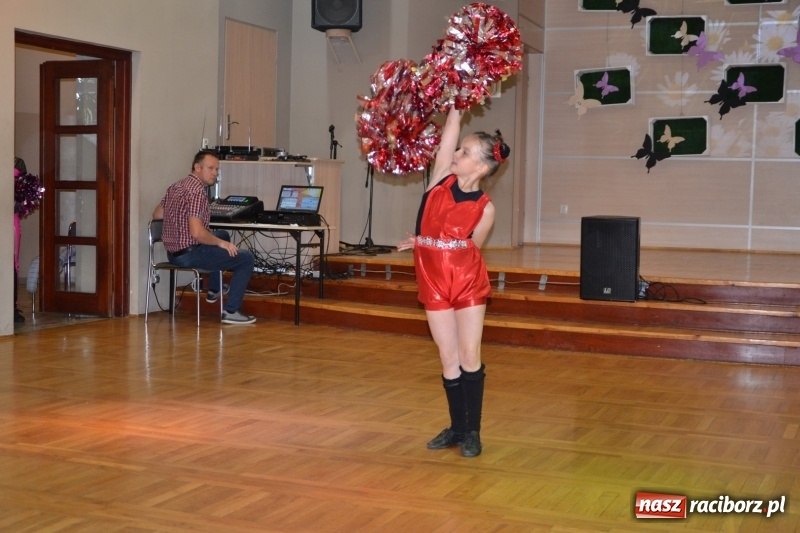 Zdjęcie w galerii na portalu naszraciborz.pl: Taniec i recytacja. Młode talenty na scenie w Tworkowie wiadomości z regionu