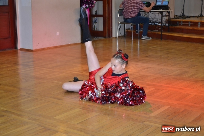 Zdjęcie w galerii na portalu naszraciborz.pl: Taniec i recytacja. Młode talenty na scenie w Tworkowie wiadomości z regionu