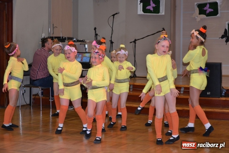 Zdjęcie w galerii na portalu naszraciborz.pl: Taniec i recytacja. Młode talenty na scenie w Tworkowie wiadomości z regionu