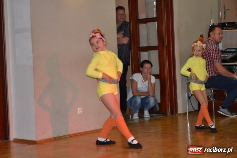 Zdjęcie w galerii na portalu naszraciborz.pl: Taniec i recytacja. Młode talenty na scenie w Tworkowie wiadomości z regionu